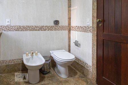 Casa de condomínio à venda com 836m², 5 quartos e 5 vagas Casa de condomínio à venda com 836m², 5 quartos e 5 vagasBanheiro da suíte 2