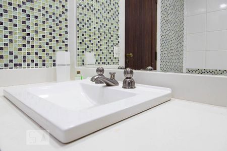 Casa de condomínio à venda com 836m², 5 quartos e 5 vagas Casa de condomínio à venda com 836m², 5 quartos e 5 vagasBanheiro da suíte 3