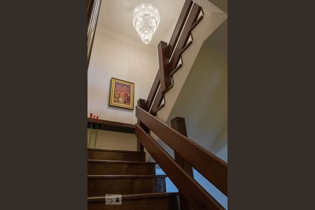 Casa de condomínio à venda com 836m², 5 quartos e 5 vagas Casa de condomínio à venda com 836m², 5 quartos e 5 vagasEscada