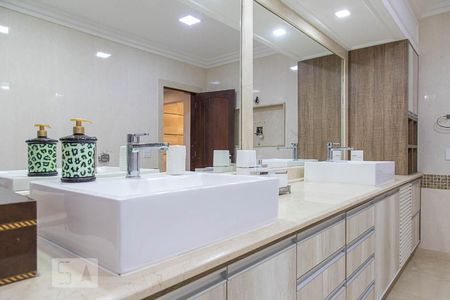 Casa de condomínio à venda com 836m², 5 quartos e 5 vagas Casa de condomínio à venda com 836m², 5 quartos e 5 vagasBanheiro da suíte master