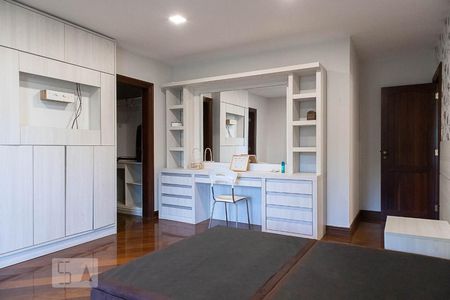 Casa de condomínio à venda com 836m², 5 quartos e 5 vagas Casa de condomínio à venda com 836m², 5 quartos e 5 vagasSuíte 2