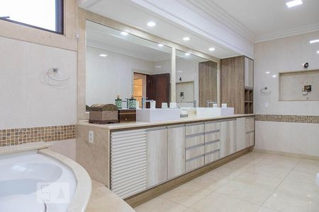 Casa de condomínio à venda com 836m², 5 quartos e 5 vagas Casa de condomínio à venda com 836m², 5 quartos e 5 vagasBanheiro da suíte master