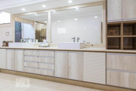 Casa de condomínio à venda com 836m², 5 quartos e 5 vagas Casa de condomínio à venda com 836m², 5 quartos e 5 vagasBanheiro da suíte master