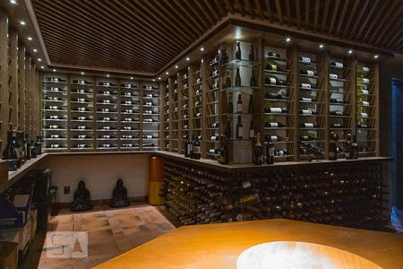 Casa de condomínio à venda com 836m², 5 quartos e 5 vagas Casa de condomínio à venda com 836m², 5 quartos e 5 vagasAdega