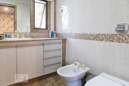 Casa de condomínio à venda com 836m², 5 quartos e 5 vagas Casa de condomínio à venda com 836m², 5 quartos e 5 vagasBanheiro da suíte 2