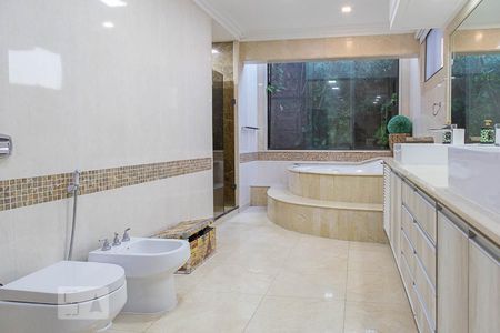 Casa de condomínio à venda com 836m², 5 quartos e 5 vagas Casa de condomínio à venda com 836m², 5 quartos e 5 vagasBanheiro da suíte master