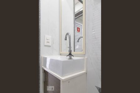 Casa de condomínio à venda com 836m², 5 quartos e 5 vagas Casa de condomínio à venda com 836m², 5 quartos e 5 vagasBanheiro masculino Sauna