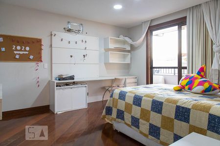 Casa de condomínio à venda com 836m², 5 quartos e 5 vagas Casa de condomínio à venda com 836m², 5 quartos e 5 vagasSuíte 4