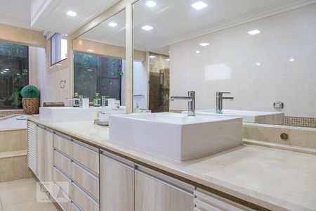 Casa de condomínio à venda com 836m², 5 quartos e 5 vagas Casa de condomínio à venda com 836m², 5 quartos e 5 vagasBanheiro da suíte master