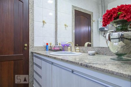 Casa de condomínio à venda com 836m², 5 quartos e 5 vagas Casa de condomínio à venda com 836m², 5 quartos e 5 vagasBanheiro da suíte 1