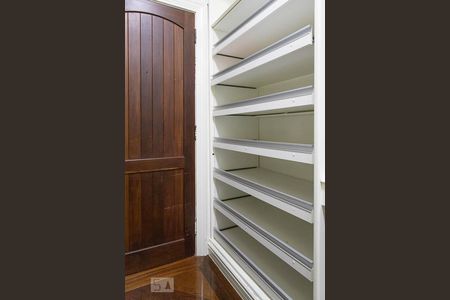 Casa de condomínio à venda com 836m², 5 quartos e 5 vagas Casa de condomínio à venda com 836m², 5 quartos e 5 vagasSuíte 2 - Closet