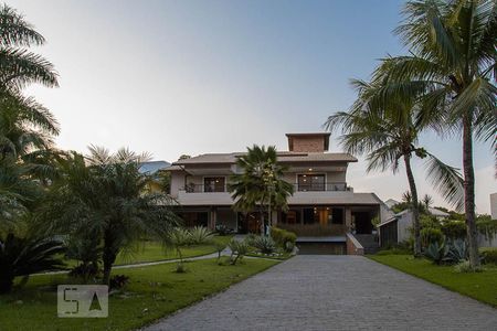 Casa de condomínio à venda com 836m², 5 quartos e 5 vagas Casa de condomínio à venda com 836m², 5 quartos e 5 vagasFachada da casa