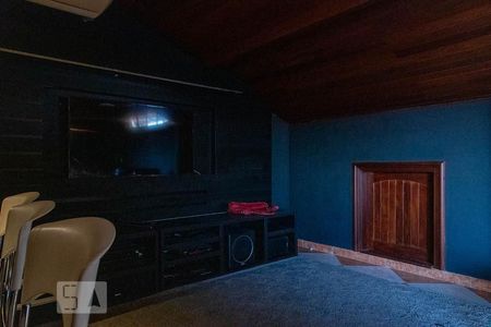 Casa de condomínio à venda com 836m², 5 quartos e 5 vagas Casa de condomínio à venda com 836m², 5 quartos e 5 vagasSala de cinema