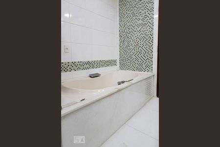 Casa de condomínio à venda com 836m², 5 quartos e 5 vagas Casa de condomínio à venda com 836m², 5 quartos e 5 vagasBanheiro da suíte 3 - Hidromassagem