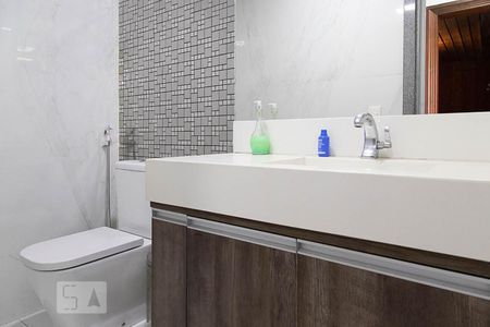 Casa de condomínio à venda com 836m², 5 quartos e 5 vagas Casa de condomínio à venda com 836m², 5 quartos e 5 vagasBanheiro feminino Sauna