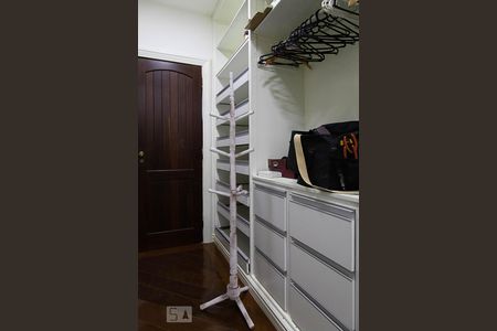 Casa de condomínio à venda com 836m², 5 quartos e 5 vagas Casa de condomínio à venda com 836m², 5 quartos e 5 vagasSuíte 3 - Closet