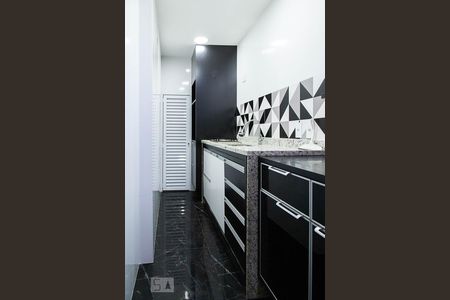 Casa de condomínio à venda com 836m², 5 quartos e 5 vagas Casa de condomínio à venda com 836m², 5 quartos e 5 vagasCozinha 2