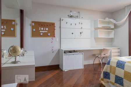 Casa de condomínio à venda com 836m², 5 quartos e 5 vagas Casa de condomínio à venda com 836m², 5 quartos e 5 vagasSuíte 4