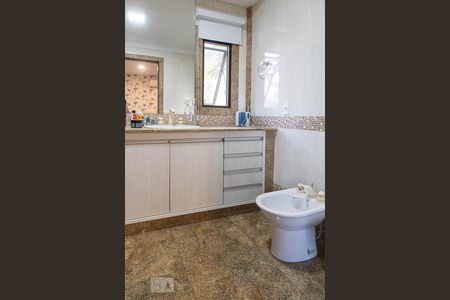 Casa de condomínio à venda com 836m², 5 quartos e 5 vagas Casa de condomínio à venda com 836m², 5 quartos e 5 vagasBanheiro da suíte 2