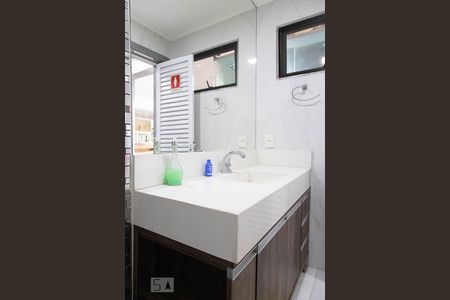 Casa de condomínio à venda com 836m², 5 quartos e 5 vagas Casa de condomínio à venda com 836m², 5 quartos e 5 vagasBanheiro feminino Sauna