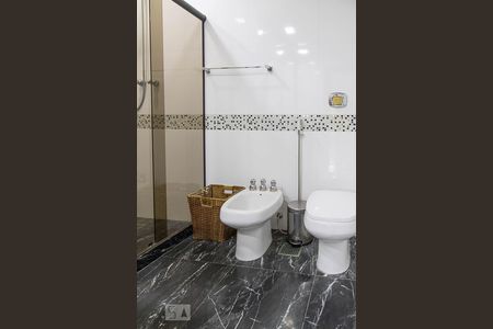 Casa de condomínio à venda com 836m², 5 quartos e 5 vagas Casa de condomínio à venda com 836m², 5 quartos e 5 vagasBanheiro da suíte 4