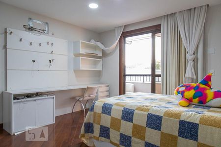 Casa de condomínio à venda com 836m², 5 quartos e 5 vagas Casa de condomínio à venda com 836m², 5 quartos e 5 vagasSuíte 4