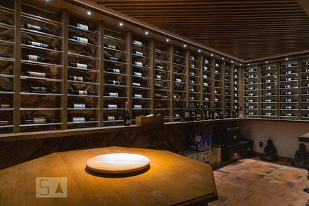 Casa de condomínio à venda com 836m², 5 quartos e 5 vagas Casa de condomínio à venda com 836m², 5 quartos e 5 vagasAdega