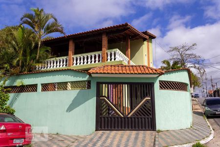 Casa para alugar com 220m², 4 quartos e 2 vagas Casa para alugar com 220m², 4 quartos e 2 vagasFachada