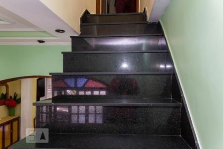 Casa para alugar com 220m², 4 quartos e 2 vagas Casa para alugar com 220m², 4 quartos e 2 vagasEscadaria