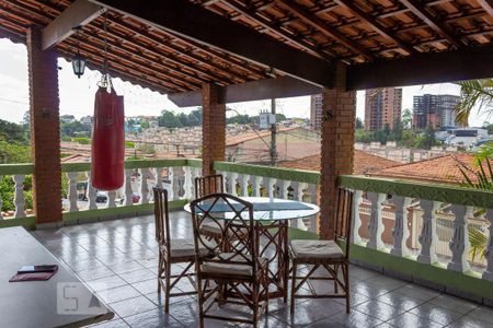 Casa para alugar com 220m², 4 quartos e 2 vagas Casa para alugar com 220m², 4 quartos e 2 vagasVaranda dos quartos