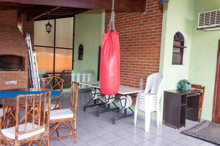 Casa para alugar com 220m², 4 quartos e 2 vagas Casa para alugar com 220m², 4 quartos e 2 vagasVaranda dos quartos