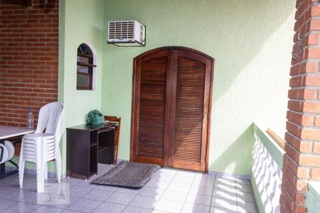 Casa para alugar com 220m², 4 quartos e 2 vagas Casa para alugar com 220m², 4 quartos e 2 vagasVaranda dos quartos