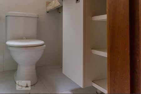Banheiro de apartamento à venda com 1 quarto, 38m² em Jardim Floresta, Porto Alegre
