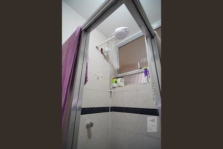 Banheiro de apartamento para alugar com 2 quartos, 55m² em Jardim Itu-sabará, Porto Alegre