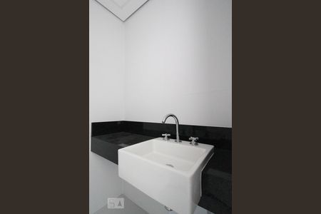 Banheiro  de kitnet/studio à venda com 1 quarto, 26m² em Indianópolis, São Paulo