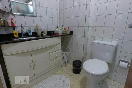 Banheiro de apartamento à venda com 3 quartos, 70m² em Vila Firmiano Pinto, São Paulo