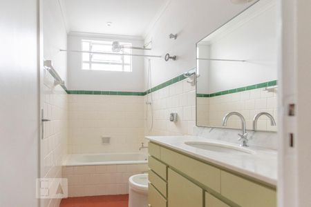 Banheiro de apartamento para alugar com 2 quartos, 70m² em Independência, Porto Alegre