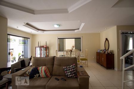 Sala de casa de condomínio para alugar com 6 quartos, 330m² em Vargem Pequena, Rio de Janeiro