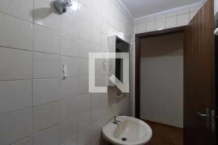 Banheiro de casa de condomínio para alugar com 2 quartos, 50m² em Vila Nova Carolina, São Paulo