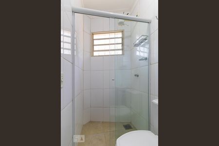 Banheiro de kitnet/studio para alugar com 1 quarto, 30m² em Cidade Universitária, Campinas