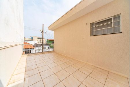 Casa à venda com 200m², 5 quartos e 4 vagas Casa à venda com 200m², 5 quartos e 4 vagasVaranda