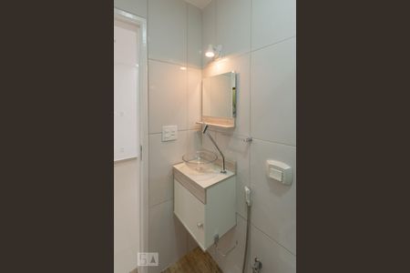 Banheiro de kitnet/studio para alugar com 1 quarto, 26m² em Tijuca, Rio de Janeiro