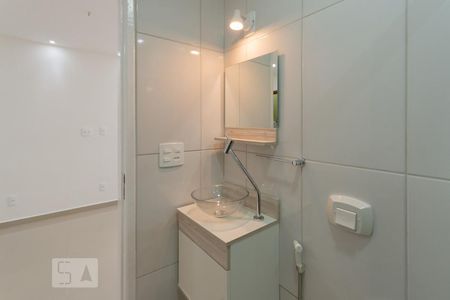 Banheiro de kitnet/studio para alugar com 1 quarto, 26m² em Tijuca, Rio de Janeiro