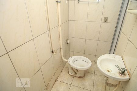 Banheiro de kitnet/studio para alugar com 1 quarto, 12m² em Taquara, Rio de Janeiro