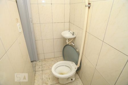 banheiro de kitnet/studio para alugar com 1 quarto, 12m² em Taquara, Rio de Janeiro