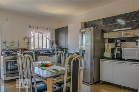 Casa à venda com 300m², 2 quartos e 3 vagas Casa à venda com 300m², 2 quartos e 3 vagasCozinha