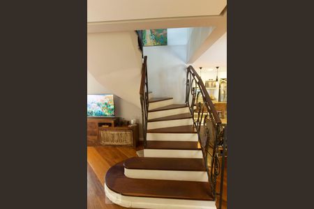 Escada acesso segundo piso de casa à venda com 4 quartos, 191m² em Ipanema, Porto Alegre