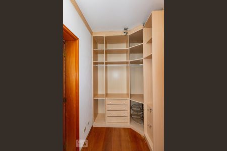 Closet suite 1 de casa para alugar com 3 quartos, 280m² em Vila Granada, São Paulo