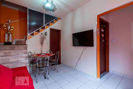 Sala de casa de condomínio para alugar com 2 quartos, 58m² em Cidade Líder, São Paulo