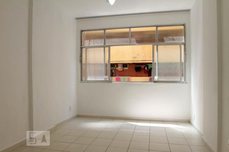 Quarto/Sala de kitnet/studio à venda com 1 quarto, 20m² em Leblon, Rio de Janeiro